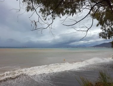 Εύβοια: Λάσπη παντού και αγωνία για το ζευγάρι που αγνοείται